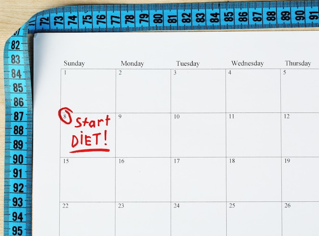 Zdjęcie pojęcie diety, taśma miernicza w kalendarzu z bliska