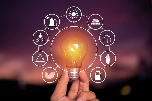 Pojęcie Ekologii Energia W Naturze Ręka Trzyma żarówkę Z Energią Słoneczną Z Ikonami źródła Energii Dla Odnawialnego Zrównoważonego Rozwoju