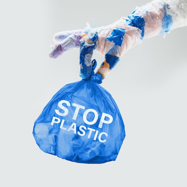 Pojęcie katastrofy ekologicznej, zanieczyszczenia środowiska, śmieci. Zatrzymaj plastik. Ujemne miejsce na wstawienie tekstu lub reklamy. Nowoczesny design. Współczesny kolorowy i jasny kolaż artystyczny. Niezwykły wygląd.