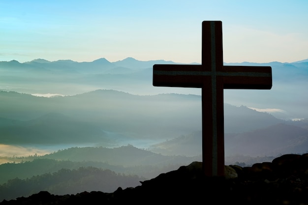 Pojęcie koncepcyjne żółty krzyż religii symbolu sylwetka w naturze nad zachodem słońca lub wschody i zachody nieba