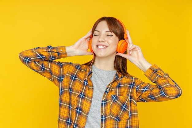 Pojęcie ludzi dziewczyna ze słuchawkami na żółtym tle