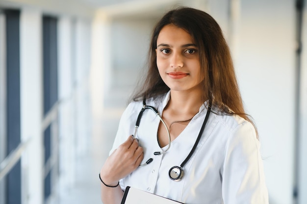 Pojęcie medyczne indyjskiej pięknej lekarki w białym fartuchu ze stetoskopem, pasa w górę. Student medycyny.