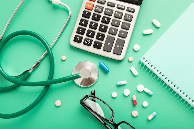 Pojęcie medyczne z różnymi lekami i kalkulatorem na niebieskim tle