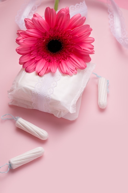 Zdjęcie pojęcie menstruacji u kobiet. wymazy i tampony z lekarstwami.