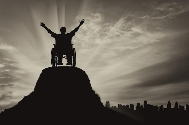 Pojęcie niepełnosprawności i choroby. Sylwetka szczęśliwa osoba niepełnosprawna na wózku inwalidzkim na tle miejskiego krajobrazu