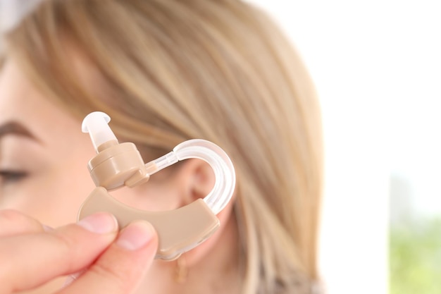 Pojęcie opieki zdrowotnej z aparatem słuchowym, z bliska