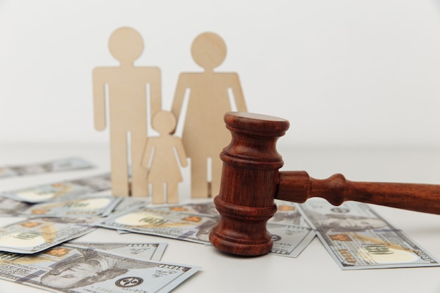 Pojęcie prawa rodzinnego lub rozwodu postać rodziny z młotkiem sędziego