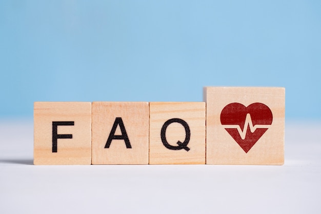 Pojęcie pytań i odpowiedzi na temat leczenia serca - FAQ. Znak na drewnianym sześcianie obok liter.