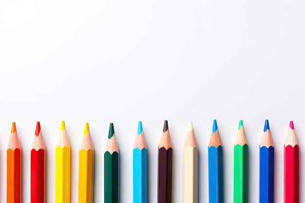 Pojęcie ramki edukacyjnej z izolowanym ołówkiem kolorowym na białym tle