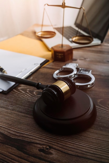 Pojęcie sprawiedliwości i prawaMężczyzna sędzia w sali sądowej na drewnianym stole i doradca lub mężczyzna prawnik pracujący w biurze Porady prawne i pojęcie sprawiedliwości