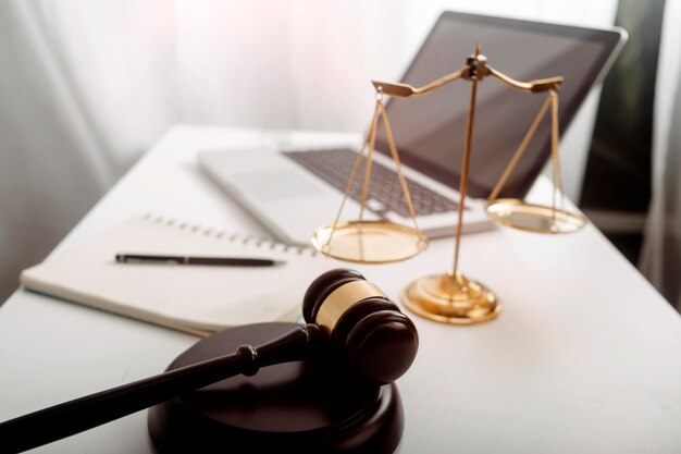 Pojęcie sprawiedliwości i prawaMężczyzna sędzia w sali sądowej na drewnianym stole i doradca lub mężczyzna prawnik pracujący w biurze Porady prawne i pojęcie sprawiedliwości