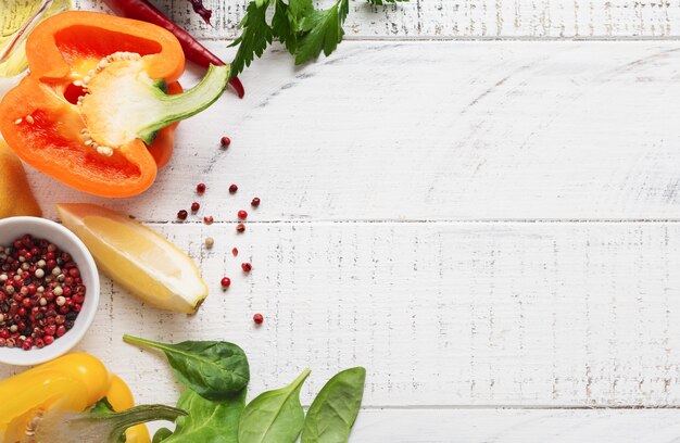 Pojęcie zdrowego odżywiania i kuchni dietetycznej. Świeże składniki do jedzenia warzyw, przypraw, ziół i oliwy z szarego betonu. Widok z góry