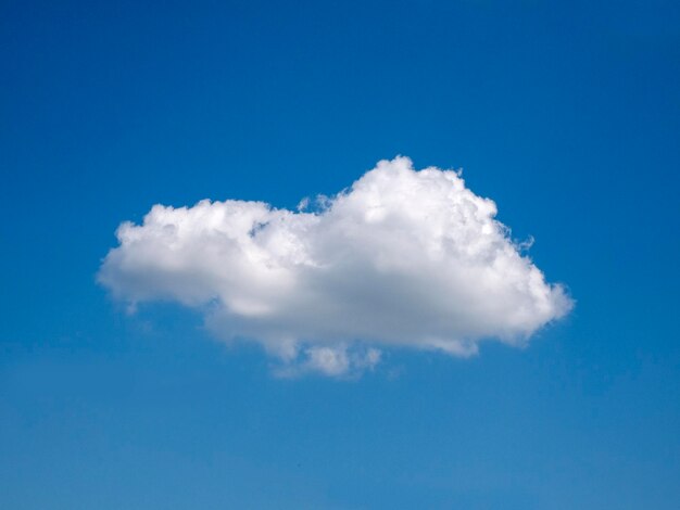 Pojedyncza biała chmura na tle błękitnego nieba Fluffy cloud kszta?t zdj?cia