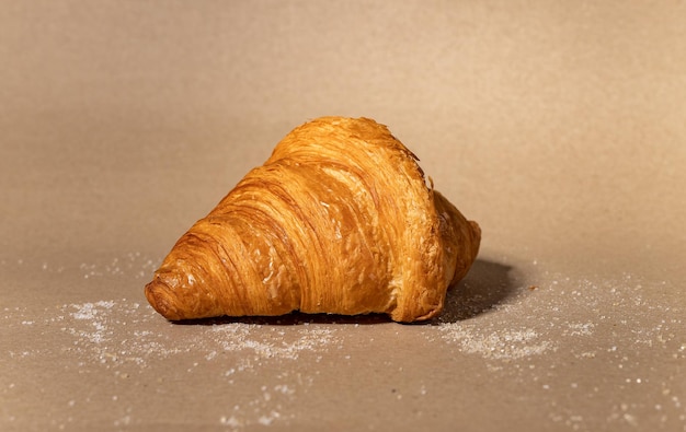 Pojedyncza bułka croissant Francuska piekarnia ptysiowa Słodkie wypieki