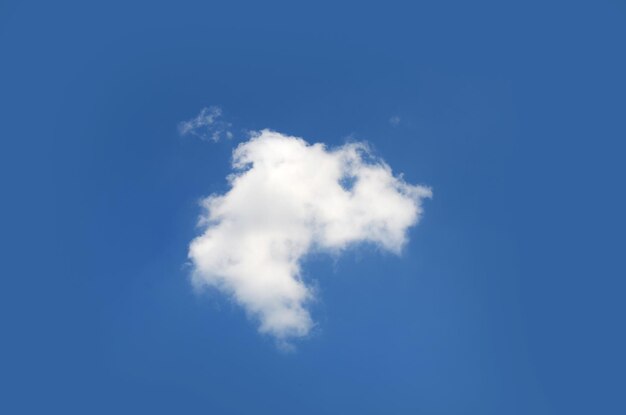 Pojedyncza chmura odizolowywająca nad tło błękitnego nieba