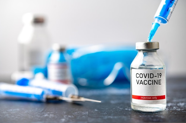 Pojedyncza fiolka szczepionki Covid19 Koncepcja medyczna szczepienie wstrzyknięcie podskórne Wstrzyknięcie szczepionki i strzykawki