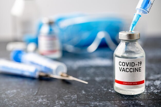 Zdjęcie pojedyncza fiolka szczepionki covid19 koncepcja medyczna szczepienie wstrzyknięcie podskórne wstrzyknięcie szczepionki i strzykawki