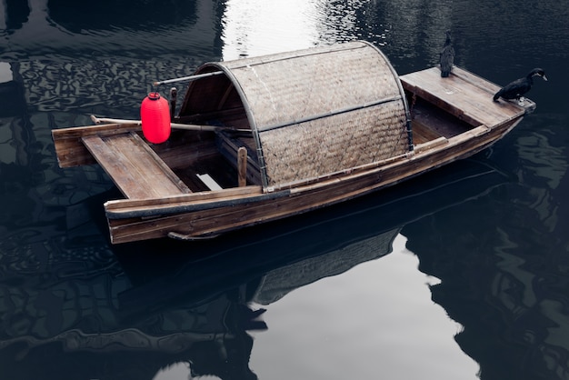 Pojedyncza łódź na rzece