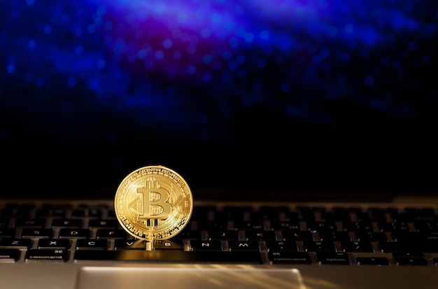 Pojedyncza Moneta Bitcoin Lub Ikona Stojąca Ostro Na Odblaskowej Powierzchni Ze Złotym Tłem
