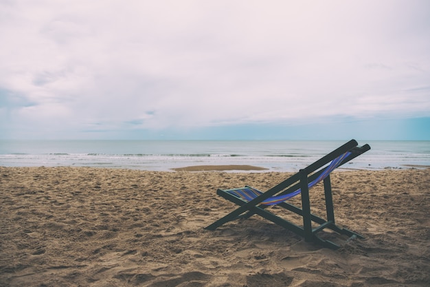 Pojedyncze krzesło plażowe nad morzem na tle nieba