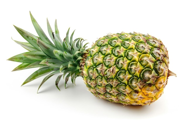 Pojedynczy cały ananas odizolowany na białym tle