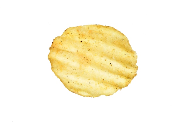 Pojedynczy chips ziemniaczany na białym tle