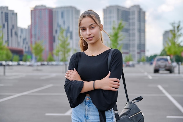 Pojedynczy portret pięknej uśmiechniętej modnej nastolatki