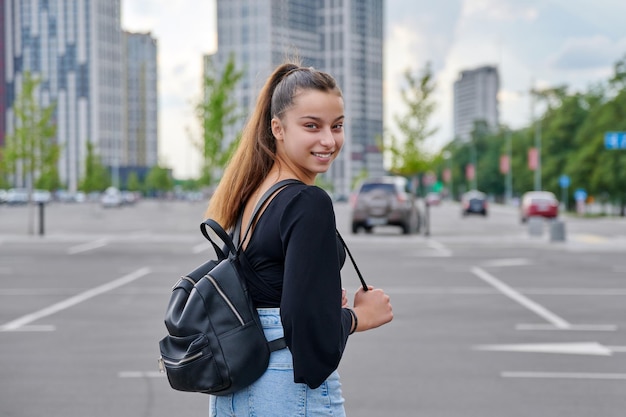 Pojedynczy portret pięknej uśmiechniętej modnej nastolatki