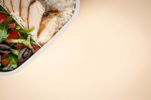 Pojemnik z naturalnym zdrowym lunchem, pudełko żywności z ryżem, pieczona pierś z kurczaka, sałatka.