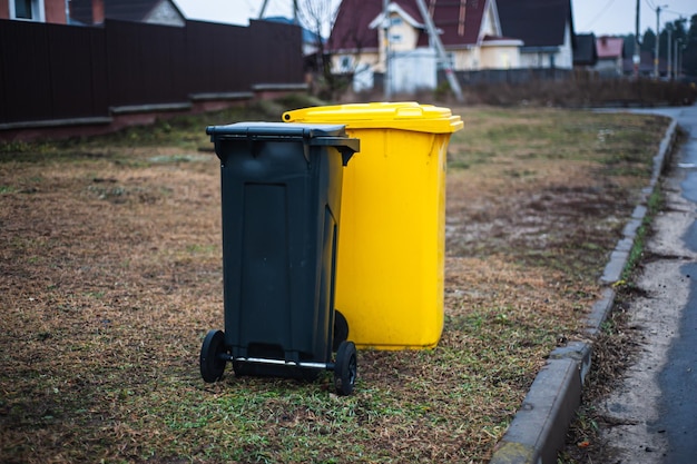 Pojemniki Na śmieci W Różnych Kolorach Symbolizujących Recykling