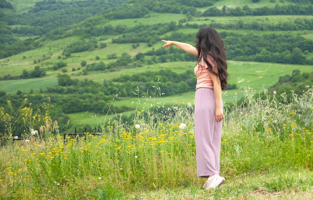 Zdjęcie pokaz kobiet w zielonej naturze