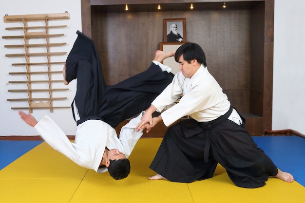 Zdjęcie pokaz sztuki walki aikido.