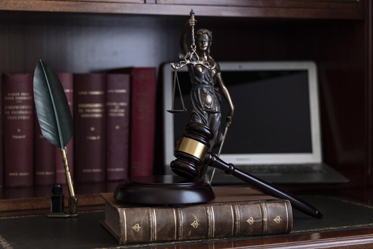 Zdjęcie pokazanie koncepcji problemów z opóźnionym lub powolnym działaniem systemu prawnego w systemie wymiaru sprawiedliwości za pomocą młotka sędziego i zegara