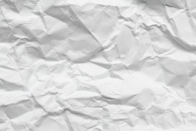 Pokazano biały zmięty papier z szorstką teksturą