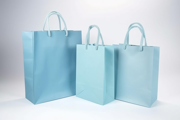 Pokazano trzy niebieskie torby na zakupy z uchwytami.