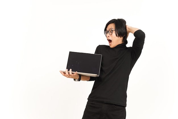 Pokazuje Aplikacje Lub Reklamy Na Laptopie Pusty Ekran Przystojny Azjatycki Mężczyzna Odizolowywający Na Białym Tle