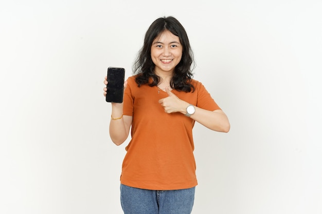 Pokazuje pusty ekran smartfona z kciukiem do góry pięknej azjatyckiej kobiety w pomarańczowej koszulce