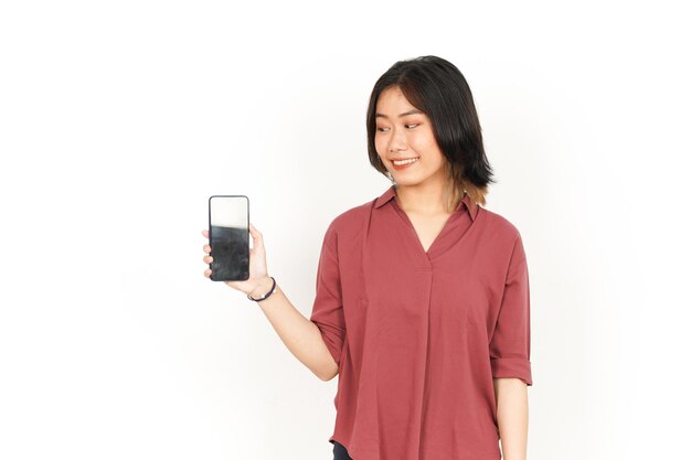 Pokazywanie i prezentowanie aplikacji lub reklam na pustym ekranie smartfona pięknej azjatyckiej kobiety