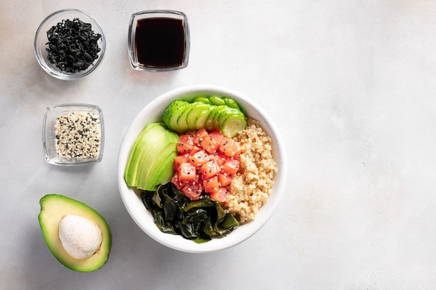 Poke Bowl z łososiem, komosą ryżową, wodorostami wakame