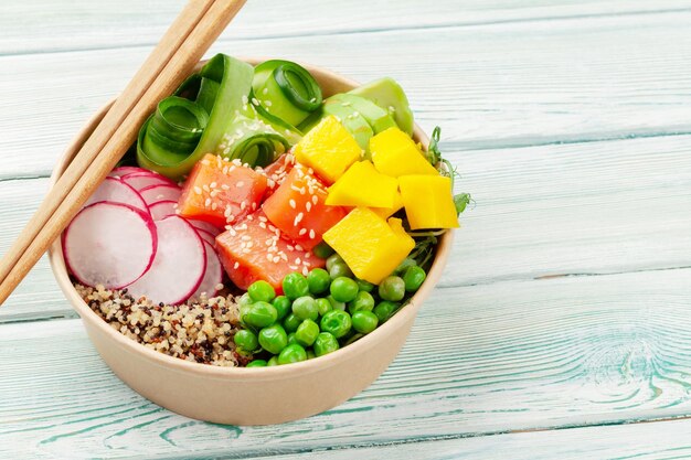 Poke bowl z ogórkiem łososiowym i mango