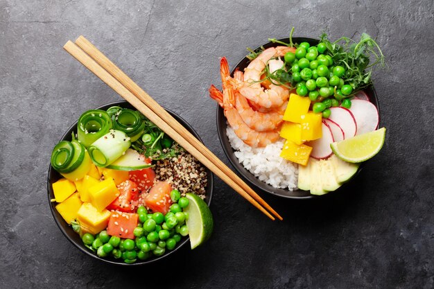 Poke bowls z krewetkami, łososiem, awokado i mango