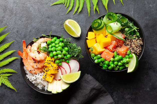 Poke bowls z krewetkami, łososiem, awokado i mango