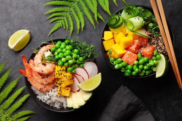 Poke bowls z krewetkami, łososiem, awokado i mango