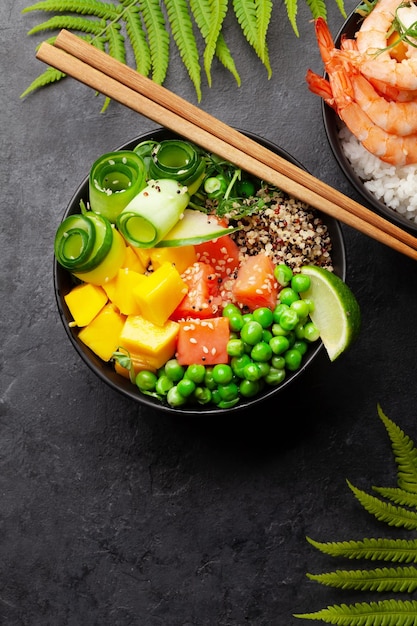 Poke bowls z krewetkami, łososiem, awokado i mango