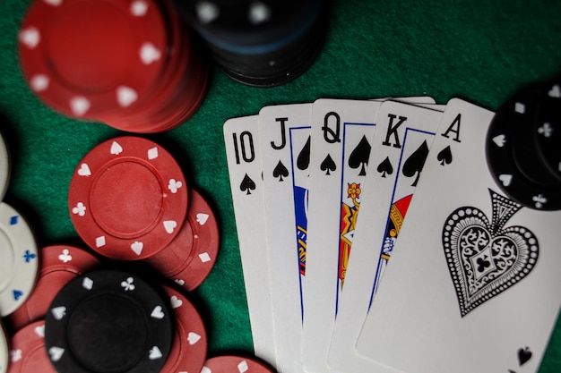 Pokerowe rozdania, Royal Flush 3. Pięć kart do gry - pokerowy poker królewski na stole w kasynie.