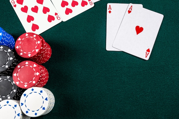 Pokerowe żetony i karty