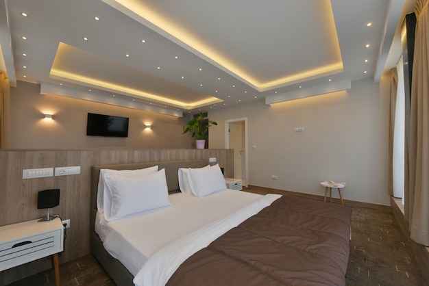 pokój hotelowy w stylu nowoczesnej architektury wygodne łóżko i luksusowe dekoracje