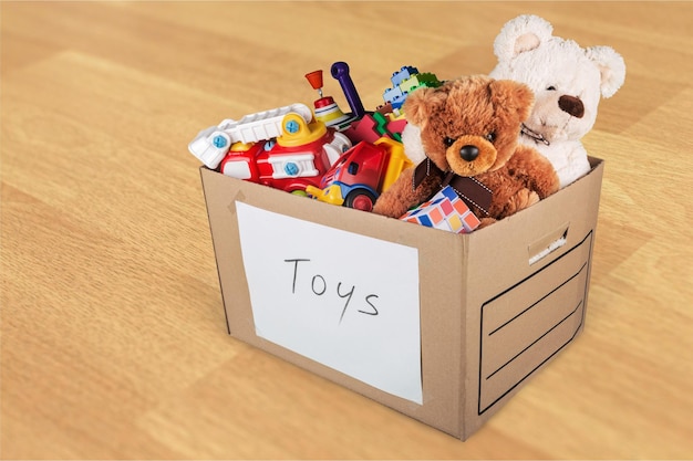 Pokój z meblami i zabawkami w pudełku