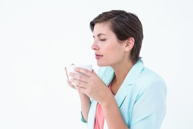 Pokojowa kobieta pije filiżankę kawy