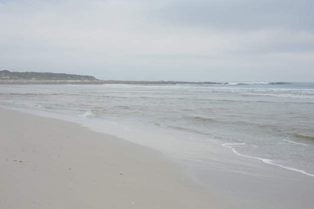 Zdjęcie pokojowy ocean przeciw niebu